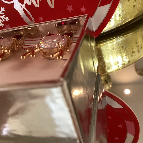 Adorable reindeer earrings in beautiful gift box - Picture 6 of 7